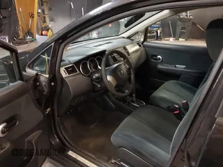 2011 Nissan Versa S z VIN 3N1BC1CPXBL497663, wystawiony jako IAAI lot #42340806 z przebiegiem 305 403 mil mil oraz . Historia ofert i sprzedaży dostępna na DreamBid. Obrazek 5.