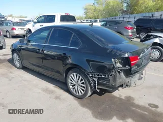 2015 Volkswagen Jetta SE z VIN 3VWD17AJ4FM235602, wystawiony jako IAAI lot #42073616 z przebiegiem 183 291 mil mil oraz . Historia ofert i sprzedaży dostępna na DreamBid. Obrazek 3.