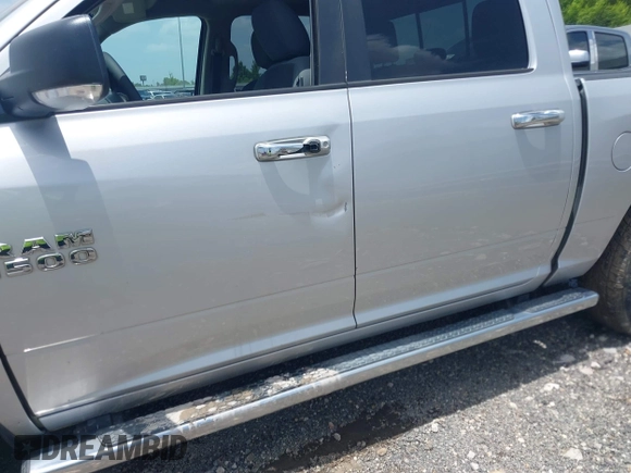 2015 Ram 1500 Outdoorsman z VIN 1C6RR6LT1FS729280, wystawiony jako IAAI lot #42445245 z przebiegiem 175 649 mil mil oraz . Historia ofert i sprzedaży dostępna na DreamBid. Obrazek 18.
