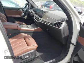2024 BMW X5 xDrive40i z VIN 5UX23EU05R9S29952, wystawiony jako IAAI lot #42177371 z przebiegiem 26 832 mil mil oraz . Historia ofert i sprzedaży dostępna na DreamBid. Obrazek 5.