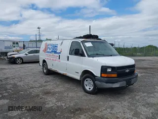 2006 Chevrolet Express Cargo z VIN 1GCGG29V561102157, wystawiony jako IAAI lot #42298946 z przebiegiem 436 535 mil mil oraz . Historia ofert i sprzedaży dostępna na DreamBid. Obrazek 1.