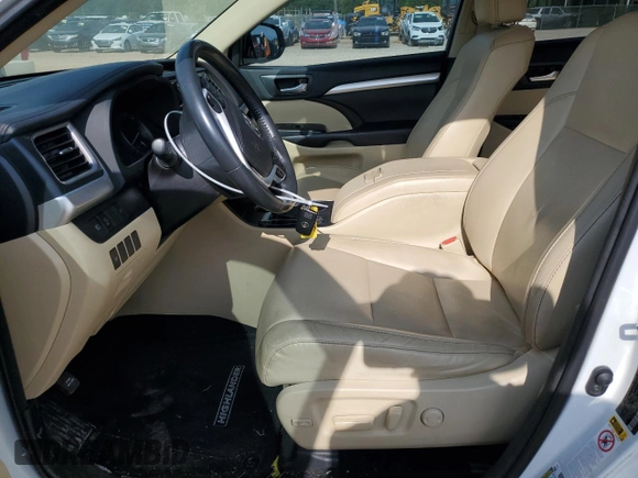 2018 Toyota Highlander SE с VIN 5TDKZRFH3JS549173, выставлен на аукционе Copart как лот 60822155 с пробегом 92 452 миль миль и Списание • Salvage title. История ставок и продаж доступна на DreamBid. Изображение 7.