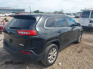 2016 Jeep Cherokee Latitude with VIN 1C4PJLCB3GW247899, listed as a IAAI auction lot 39693243 with 85,088 mi miles. Bid and sale history available at carsss.com. Image 4.