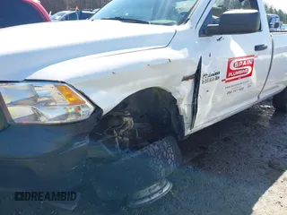 2017 Ram 1500 Tradesman z VIN 3C6JR6DT5HG548561, wystawiony jako IAAI lot #41630666 z przebiegiem 106 326 mil mil oraz . Historia ofert i sprzedaży dostępna na DreamBid. Obrazek 6.