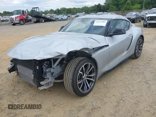 2021 Toyota Supra 2.0 z VIN WZ1DB2C07MW040454, wystawiony jako IAAI lot #42352981 z przebiegiem 30 416 mil mil oraz . Historia ofert i sprzedaży dostępna na DreamBid. Obrazek 2.
