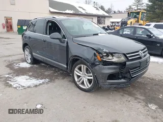 2012 Volkswagen Touareg Sport z VIN WVGEF9BP4CD008517, wystawiony jako IAAI lot #41386971 z przebiegiem 179 306 mil mil oraz . Historia ofert i sprzedaży dostępna na DreamBid. Obrazek 1.