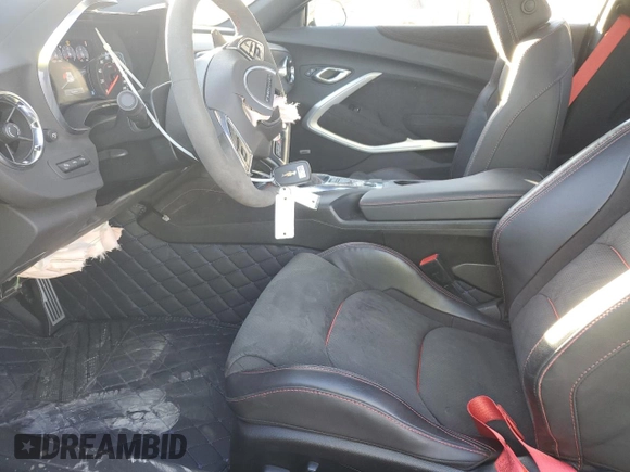 2023 Chevrolet Camaro ZL1 z VIN 1G1FK1R62P0135825, wystawiony jako Copart lot #84081194 z przebiegiem 57 719 mil mil oraz Szkody całkowita. Historia ofert i sprzedaży dostępna na DreamBid. Obrazek 7.