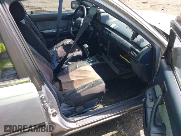 1988 Toyota Camry z VIN JT2SV21E1J3181554, wystawiony jako IAAI lot #42158520 z przebiegiem 167 012 mil mil oraz . Historia ofert i sprzedaży dostępna na DreamBid. Obrazek 5.