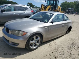 2009 BMW 1 Series 128i z VIN WBAUP73589VK75397, wystawiony jako Copart lot #70453864 z przebiegiem 100 562 mil mil oraz Szkoda całkowita • Salvage title. Historia ofert i sprzedaży dostępna na DreamBid. Obrazek 1.