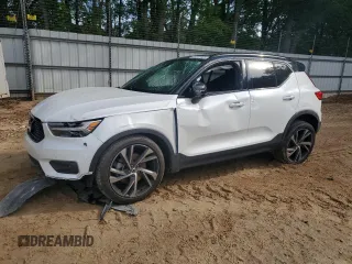 2021 Volvo XC40 R-Design z VIN YV4162UM6M2587923, wystawiony jako Copart lot #54049005 z przebiegiem 26 436 mil mil oraz Szkoda całkowita • Salvage title. Historia ofert i sprzedaży dostępna na DreamBid. Obrazek 1.