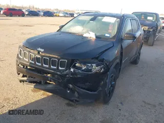 2020 Jeep Compass Altitude z VIN 3C4NJCBB8LT133924, wystawiony jako IAAI lot #41750958 z przebiegiem Nie podano mil oraz . Historia ofert i sprzedaży dostępna na DreamBid. Obrazek 2.