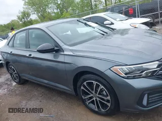 2024 Volkswagen Jetta Sport z VIN 3VWBM7BUXRM034024, wystawiony jako IAAI lot #42242892 z przebiegiem 7 996 mil mil oraz . Historia ofert i sprzedaży dostępna na DreamBid. Obrazek 14.
