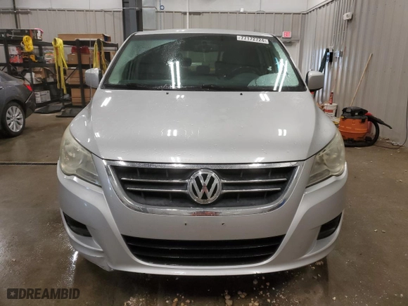 2010 Volkswagen Routan SE with VIN 2V4RW3D18AR202351, listed as a Copart auction lot 77172724 with 166,999 mi miles and Clean Title. Bid and sale history available at carsss.com. Image 5.