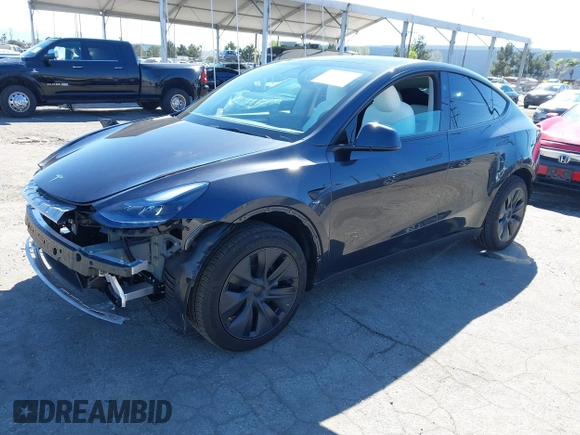 2025 Tesla Model Y Long Range z VIN 7SAYGDED0SF314885, wystawiony jako IAAI lot #41871384 z przebiegiem 1 795 mil mil oraz . Historia ofert i sprzedaży dostępna na DreamBid. Obrazek 18.
