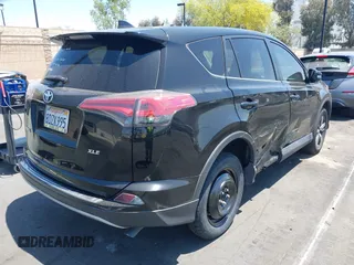 2018 Toyota RAV4 XLE z VIN 2T3WFREV1JW450514, wystawiony jako IAAI lot #42291018 z przebiegiem 89 370 mil mil oraz . Historia ofert i sprzedaży dostępna na DreamBid. Obrazek 4.