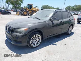 2014 BMW X1 sDrive28i z VIN WBAVM1C50EVW54351, wystawiony jako IAAI lot #42117685 z przebiegiem 131 631 mil mil oraz . Historia ofert i sprzedaży dostępna na DreamBid. Obrazek 2.