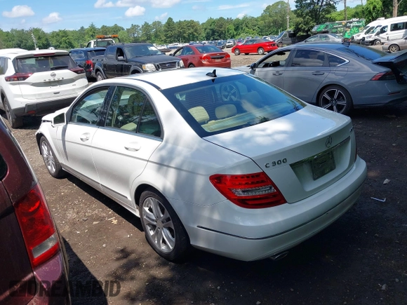 2013 Mercedes-Benz C 300 Sport z VIN WDDGF8ABXDA842362, wystawiony jako IAAI lot #42686987 z przebiegiem 84 145 mil mil oraz . Historia ofert i sprzedaży dostępna na DreamBid. Obrazek 14.