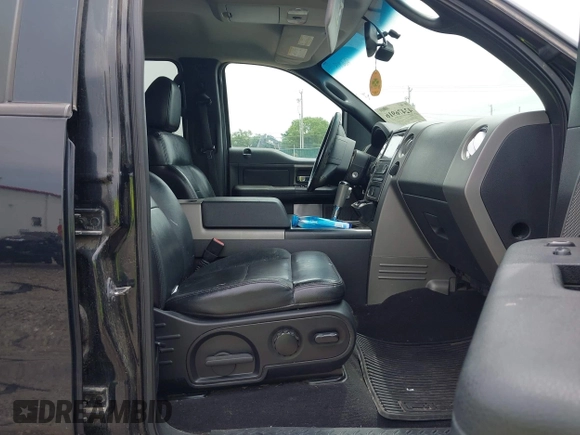 2006 Ford F-150 XLT z VIN 1FTPW14V06FB66713, wystawiony jako IAAI lot #42476916 z przebiegiem 155 509 mil mil oraz . Historia ofert i sprzedaży dostępna na DreamBid. Obrazek 5.