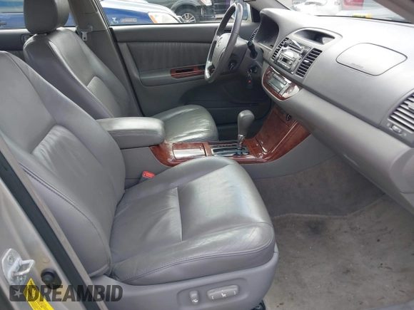 2006 Toyota Camry LE z VIN 4T1BF30K96U119883, wystawiony jako IAAI lot #41858665 z przebiegiem 228 340 mil mil oraz . Historia ofert i sprzedaży dostępna na DreamBid. Obrazek 5.