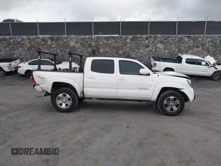 2010 Toyota Tacoma PreRunner z VIN 3TMJU4GN8AM103120, wystawiony jako IAAI lot #42226797 z przebiegiem 237 153 mil mil oraz . Historia ofert i sprzedaży dostępna na DreamBid. Obrazek 14.