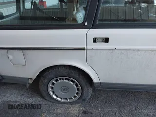1993 Volvo 240 с VIN YV1AW8805P1954635, выставлен на аукционе IAAI как лот 42135518 с пробегом 172 621 миль миль и . История ставок и продаж доступна на DreamBid. Изображение 6.