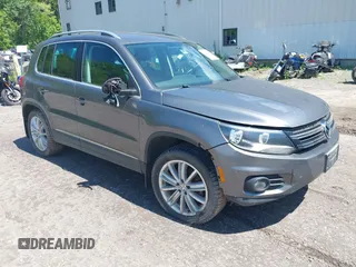 2013 Volkswagen Tiguan SE z VIN WVGBV7AX1DW006709, wystawiony jako IAAI lot #42388899 z przebiegiem 150 903 mil mil oraz . Historia ofert i sprzedaży dostępna na DreamBid. Obrazek 1.