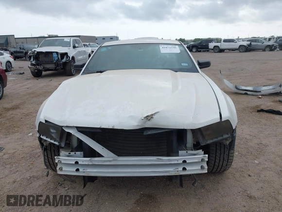 2012 Ford Mustang Premium z VIN 1ZVBP8AM6C5211096, wystawiony jako IAAI lot #41871346 z przebiegiem 236 649 mil mil oraz . Historia ofert i sprzedaży dostępna na DreamBid. Obrazek 13.