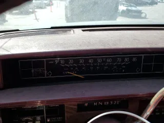 1989 Cadillac DeVille z VIN 1G6CD5151K4329443, wystawiony jako Copart lot #73939314 z przebiegiem 80 129 mil mil oraz Czysty tytuł • Clean title. Historia ofert i sprzedaży dostępna na DreamBid. Obrazek 9.