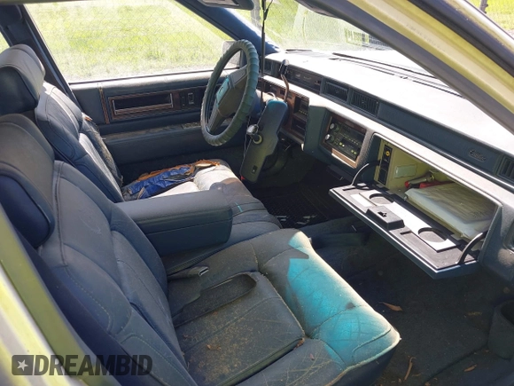 1989 Cadillac DeVille z VIN 1G6CD5159K4342392, wystawiony jako IAAI lot #42451638 z przebiegiem 162 687 mil mil oraz . Historia ofert i sprzedaży dostępna na DreamBid. Obrazek 5.