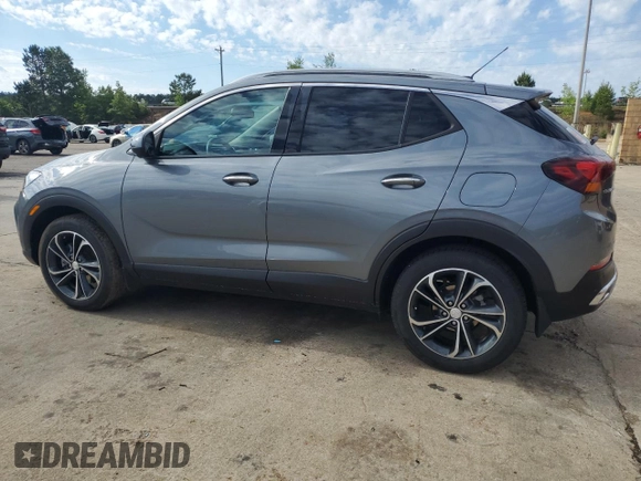 2022 Buick Encore GX Essence с VIN KL4MMFSL6NB007959, выставлен на аукционе Copart как лот 55528205 с пробегом 63 916 миль миль и Чистый • Clean title. История ставок и продаж доступна на DreamBid. Изображение 2.