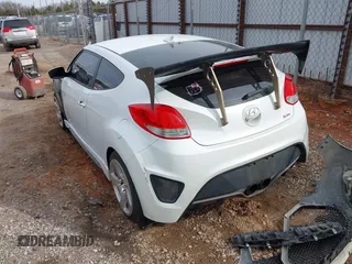 2013 Hyundai Veloster Turbo z VIN KMHTC6AE2DU128607, wystawiony jako IAAI lot #41788836 z przebiegiem 115 500 mil mil oraz . Historia ofert i sprzedaży dostępna na DreamBid. Obrazek 3.