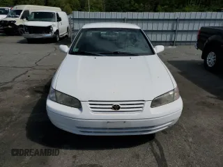 1997 Toyota Camry LE z VIN 4T1BG22KXVU163880, wystawiony jako Copart lot #56741295 z przebiegiem 132 863 mil mil oraz Szkody całkowita. Historia ofert i sprzedaży dostępna na DreamBid. Obrazek 5.