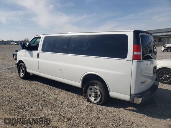 2017 Chevrolet Express Passenger LT z VIN 1GAZGPFG0H1339243, wystawiony jako Copart lot #51465385 z przebiegiem 116 263 mil mil oraz Szkoda całkowita • Salvage title. Historia ofert i sprzedaży dostępna na DreamBid. Obrazek 2.