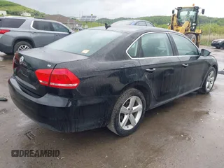 2012 Volkswagen Passat SE z VIN 1VWBP7A30CC101769, wystawiony jako IAAI lot #42281010 z przebiegiem 161 003 mil mil oraz . Historia ofert i sprzedaży dostępna na DreamBid. Obrazek 4.