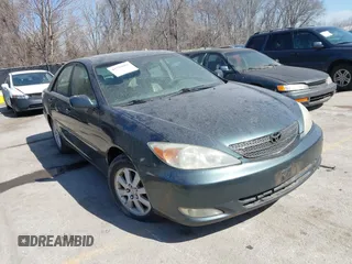 2003 Toyota Camry LE z VIN 4T1BF30K93U556410, wystawiony jako IAAI lot #41755951 z przebiegiem 230 724 mil mil oraz . Historia ofert i sprzedaży dostępna na DreamBid. Obrazek 1.
