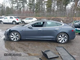 2020 Tesla Model S Long Range z VIN 5YJSA1E26LF413519, wystawiony jako IAAI lot #41742512 z przebiegiem 40 765 mil mil oraz . Historia ofert i sprzedaży dostępna na DreamBid. Obrazek 14.