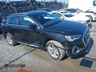 2025 Audi Q3 S line Premium z VIN WA1DECF3XS1004697, wystawiony jako IAAI lot #42256169 z przebiegiem 8550 mil mil oraz . Historia ofert i sprzedaży dostępna na DreamBid. Obrazek 13.