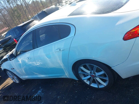2015 Jaguar XF V6 Portfolio with VIN SAJWA0F7XF8U64372, listed as a IAAI auction lot 41352544 with 62,307 mi miles. Bid and sale history available at carsss.com. Image 14.