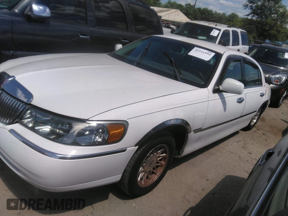 1998 Lincoln Town Car Signature with VIN 1LNFM82W4WY672955, listed as a IAAI auction lot 42211994 with 162,058 mi miles and . Bid and sale history available at DreamBid. Image 2.