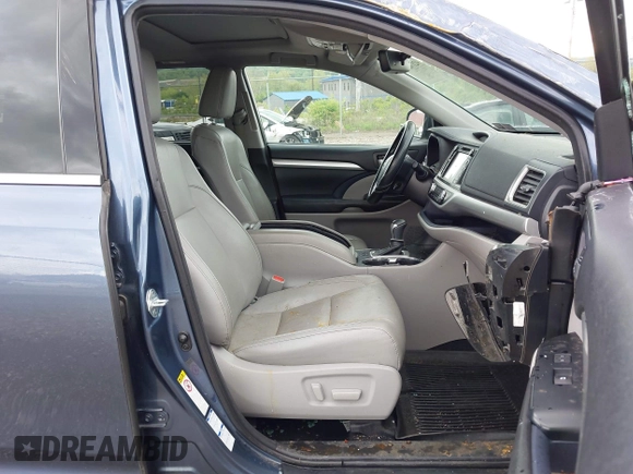2017 Toyota Highlander XLE with VIN 5TDJZRFH8HS391841, listed as a IAAI auction lot 42170249 with 93,362 mi miles and . Bid and sale history available at DreamBid. Image 5.