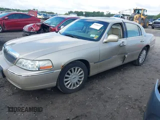 2005 Lincoln Town Car Signature Limited z VIN 1LNHM82W85Y609428, wystawiony jako IAAI lot #42450117 z przebiegiem 95 319 mil mil oraz . Historia ofert i sprzedaży dostępna na DreamBid. Obrazek 2.