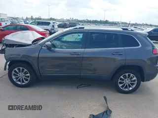 2019 Jeep Cherokee Latitude Plus z VIN 1C4PJLLB2KD333239, wystawiony jako IAAI lot #42144451 z przebiegiem 64 828 mil mil oraz . Historia ofert i sprzedaży dostępna na DreamBid. Obrazek 14.