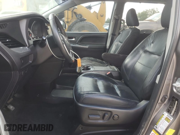 2018 Toyota Sienna SE with VIN 5TDXZ3DC5JS921882, listed as a Copart auction lot 62347815 with 136,472 mi miles and Salvage title. Bid and sale history available at DreamBid. Image 7.