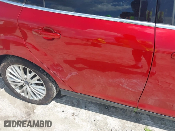 2018 Ford Focus Titanium z VIN 1FADP3J23JL295888, wystawiony jako IAAI lot #42524088 z przebiegiem 108 812 mil mil oraz . Historia ofert i sprzedaży dostępna na DreamBid. Obrazek 18.
