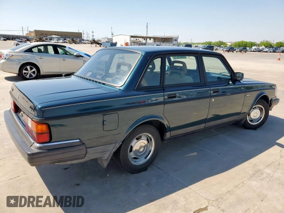 1992 Volvo 240 z VIN YV1AS8805N1467833, wystawiony jako Copart lot #51828515 z przebiegiem 178 826 mil mil oraz Szkoda całkowita • Salvage title. Historia ofert i sprzedaży dostępna na DreamBid. Obrazek 3.