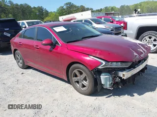 2023 Kia K5 LXS z VIN 5XXG14J29PG212147, wystawiony jako IAAI lot #42026792 z przebiegiem 46 577 mil mil oraz . Historia ofert i sprzedaży dostępna na DreamBid. Obrazek 1.
