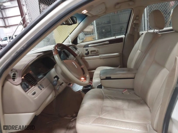 2007 Lincoln Town Car Signature Limited with VIN 1LNHM82V57Y612944, listed as a IAAI auction lot 41461980 with 184,653 mi miles. Bid and sale history available at carsss.com. Image 5.