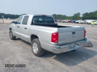2006 Dodge Dakota SLT z VIN 1D7HE48K96S533601, wystawiony jako IAAI lot #42409723 z przebiegiem 128 591 mil mil oraz . Historia ofert i sprzedaży dostępna na DreamBid. Obrazek 3.