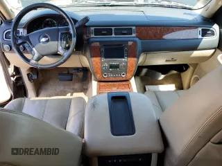 2008 Chevrolet Suburban LTZ z VIN 1GNFK16308R212830, wystawiony jako Copart lot #56477205 z przebiegiem 218 676 mil mil oraz Czysty tytuł • Clean title. Historia ofert i sprzedaży dostępna na DreamBid. Obrazek 8.