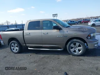 2010 Dodge 1500 SLT z VIN 1D7RV1CT7AS229291, wystawiony jako IAAI lot #41566144 z przebiegiem 130 639 mil mil oraz . Historia ofert i sprzedaży dostępna na DreamBid. Obrazek 13.